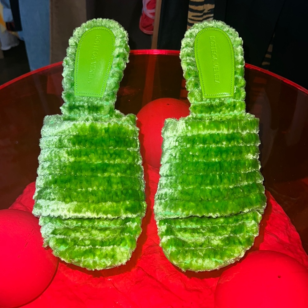 Brand new with tags Authentic Bottega Veneta Carpet Heels